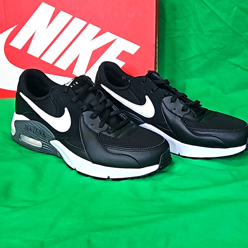 Nike AirMaxx Excee Womens Black ,White and Gray , New in Box